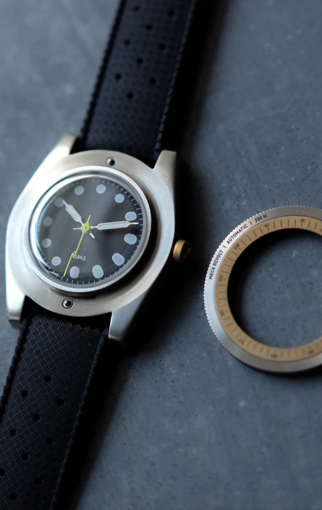 MECA REVOLT BLACK - GOLD BEZEL